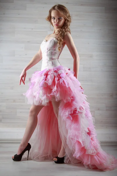 Retrato de uma menina bonita em um vestido rosa — Fotografia de Stock