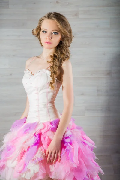 Retrato de una hermosa chica en un vestido rosa — Foto de Stock