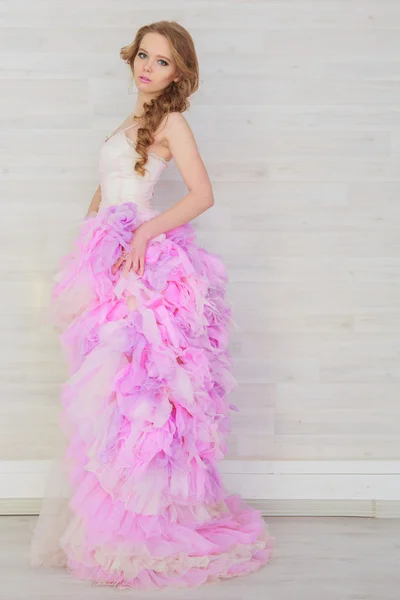 Retrato de uma menina bonita em um vestido rosa — Fotografia de Stock