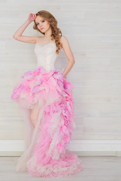 분홍 드레스를 입은 아름다운 소녀의 사진 — 스톡 사진