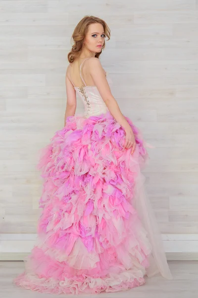 Portret van een mooi meisje in een roze jurk — Stockfoto