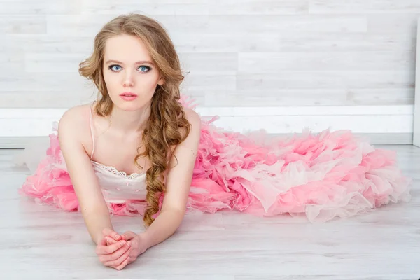 Retrato de una hermosa chica en un vestido rosa — Foto de Stock