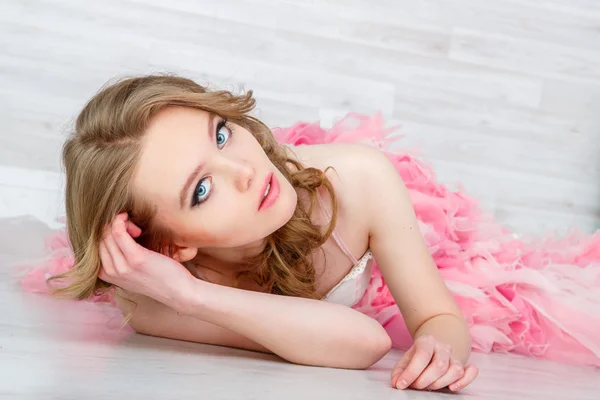 Портрет красивої дівчини в рожевій сукні — стокове фото