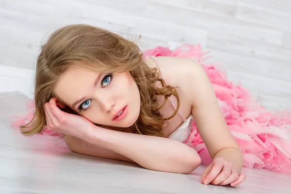 Portré egy gyönyörű lányról rózsaszín ruhában — Stock Fotó