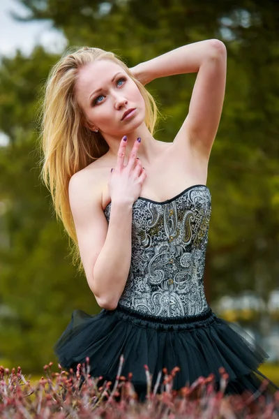 Gyönyörű lány, fekete ruhás portréja — Stock Fotó