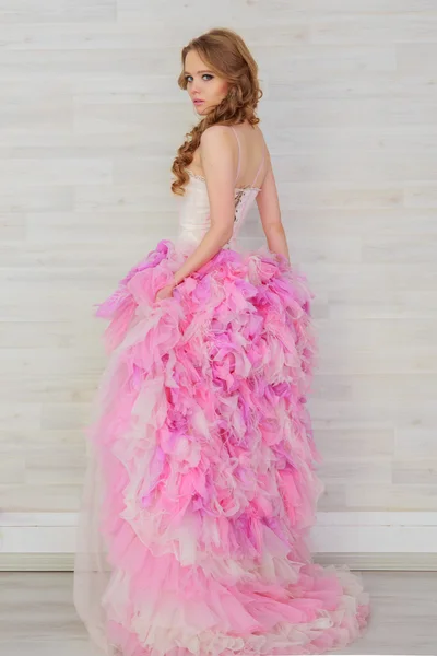 Retrato de una hermosa chica en un vestido rosa Imagen De Stock