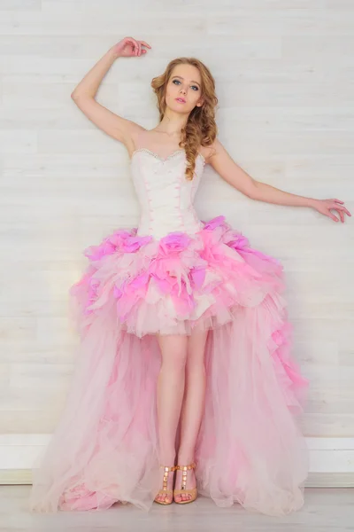 Porträtt av en vacker flicka i rosa klänning Stockbild