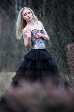 siyah elbiseli güzel kız portresi