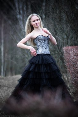 siyah elbiseli güzel kız portresi