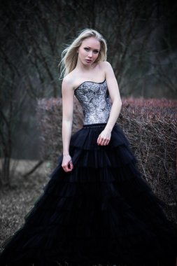 siyah elbiseli güzel kız portresi