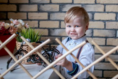 stüdyoda küçük çocuk portresi