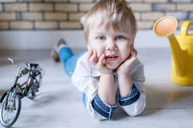 stüdyoda küçük çocuk portresi