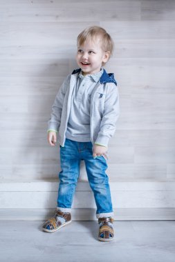 stüdyoda küçük çocuk portresi