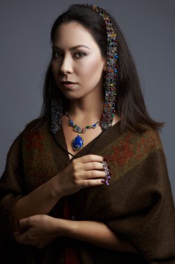 Geleneksel olarak güzel bir kadın portresi