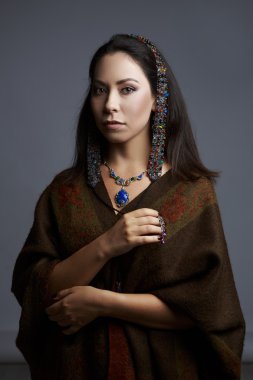 Geleneksel olarak güzel bir kadın portresi