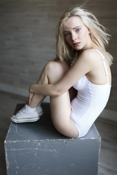Portret van mooie blonde meisje in witte Romper — Stockfoto