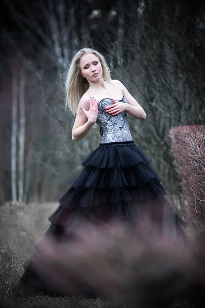 Gyönyörű lány, fekete ruhás portréja — Stock Fotó