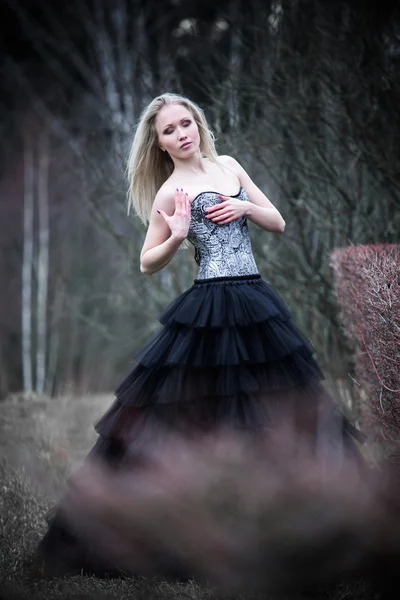 Retrato de menina bonita em vestido preto — Fotografia de Stock