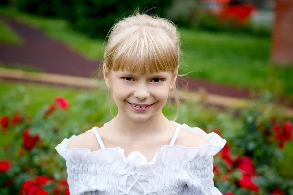 Portret van mooie meisje in witte blouse — Stockfoto