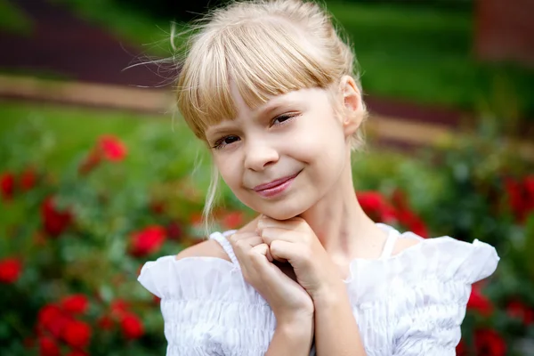 Портрет красивой маленькой девочки в белой блузке — стоковое фото
