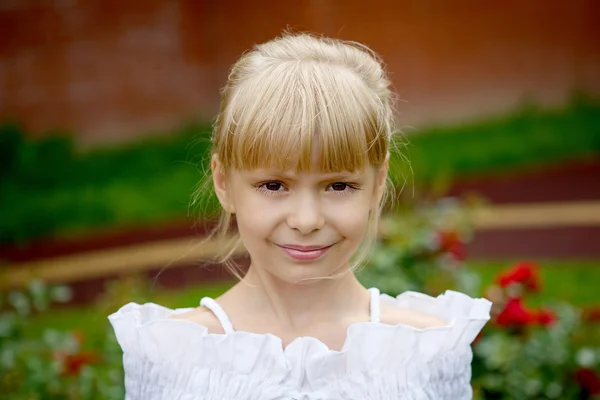 白いブラウスの美しい少女の肖像画 — ストック写真
