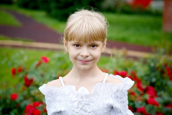 Retrato de hermosa niña en blusa blanca —  Fotos de Stock
