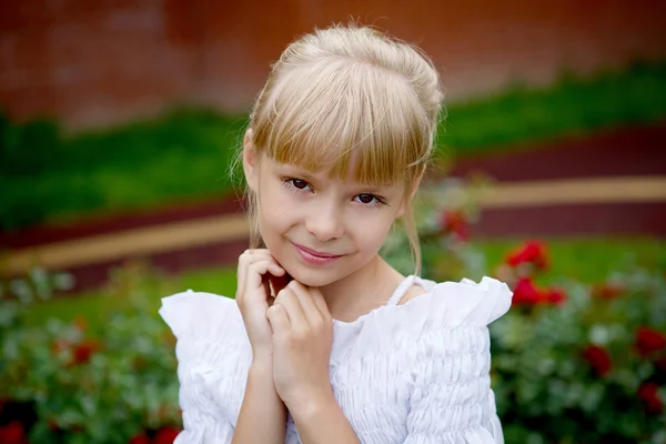 Retrato de hermosa niña en blusa blanca —  Fotos de Stock