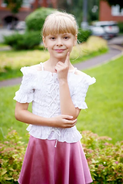 Portret van mooi meisje — Stockfoto