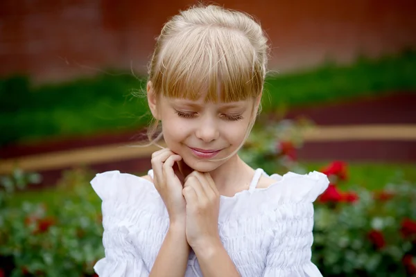 Ritratto di bella bambina in camicetta bianca — Foto Stock