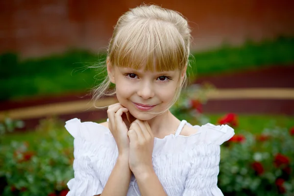 Retrato de hermosa niña en blusa blanca —  Fotos de Stock