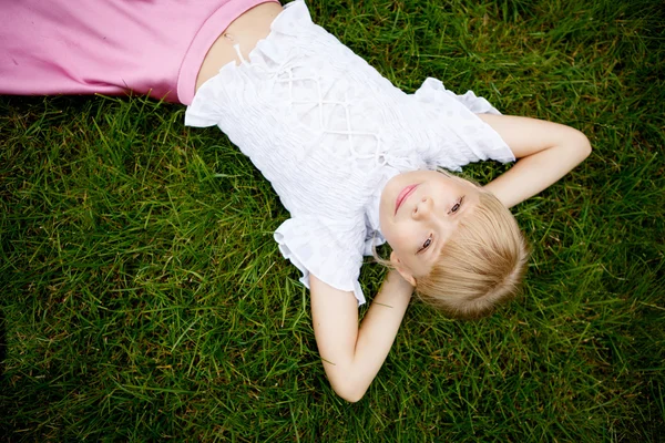 Porträtt av vacker liten flicka i en vit blus — Stockfoto