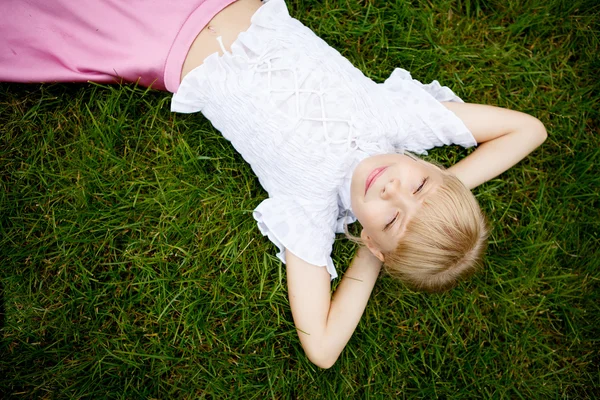 Retrato de la hermosa niña en una blusa blanca — Foto de Stock