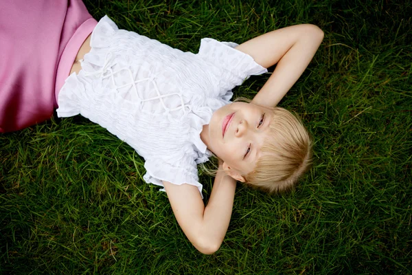 Porträtt av vacker liten flicka i en vit blus — Stockfoto