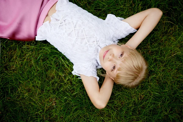 Porträtt av vacker liten flicka i en vit blus — Stockfoto