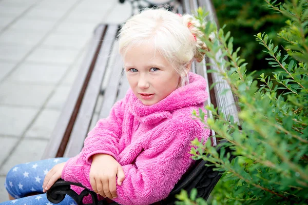 Portrét malá blondýnka krásná dívka — Stock fotografie