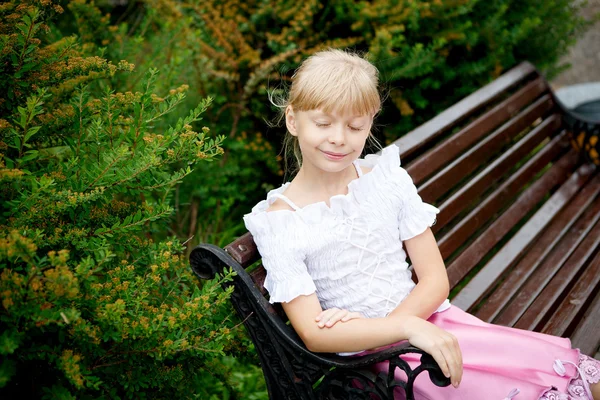 Porträtt av vacker liten flicka i vit klänning — Stockfoto