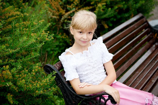 Retrato de hermosa niña en vestido blanco —  Fotos de Stock