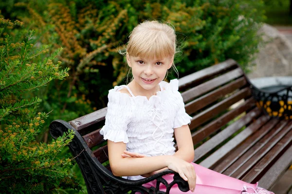 Porträt eines schönen kleinen Mädchens im weißen Kleid — Stockfoto