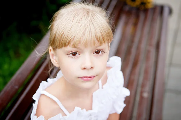 A fehér ruha gyönyörű kislány portréja — Stock Fotó