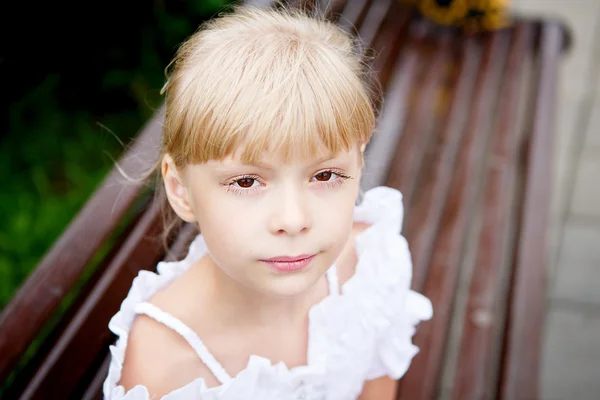 Porträt eines schönen kleinen Mädchens im weißen Kleid — Stockfoto