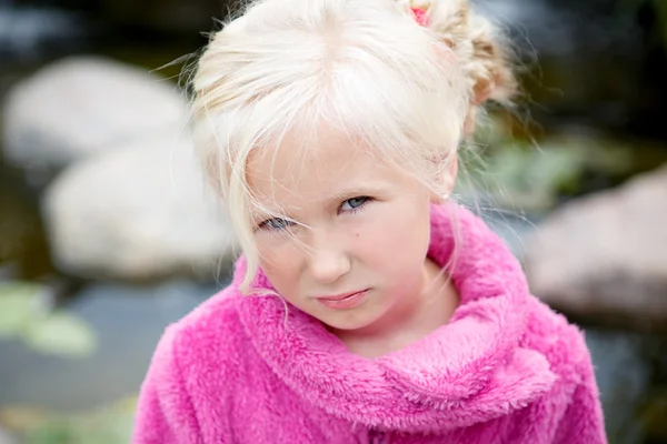 Portret van een kleine blonde mooi meisje — Stockfoto