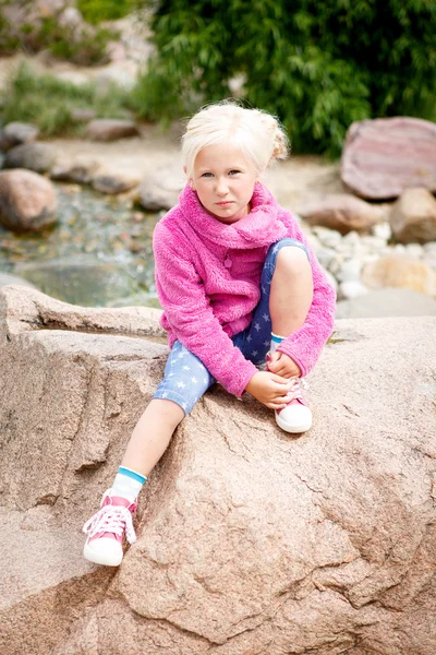 Portret van een kleine blonde mooi meisje — Stockfoto