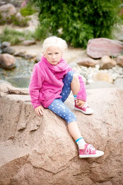 Portrét malá blondýnka krásná dívka — Stock fotografie