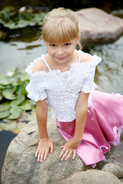 Πορτρέτο του μια μικρή όμορφη κοπέλα ξανθιά — Φωτογραφία Αρχείου
