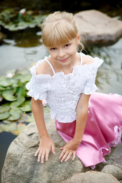 Portret van een kleine blonde mooi meisje — Stockfoto