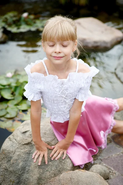Portret van een kleine blonde mooi meisje — Stockfoto