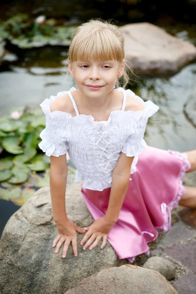 Portret van een kleine blonde mooi meisje — Stockfoto