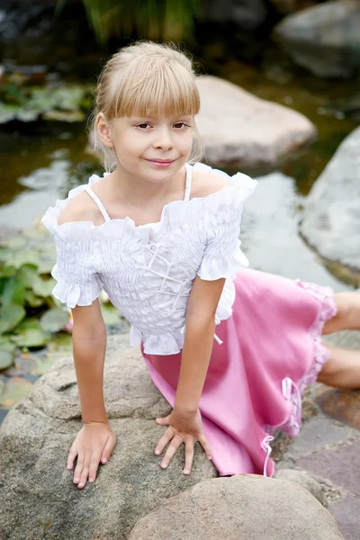 小さな金髪の美しい少女の肖像画 — ストック写真