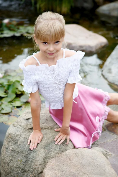 Πορτρέτο του μια μικρή όμορφη κοπέλα ξανθιά — Φωτογραφία Αρχείου