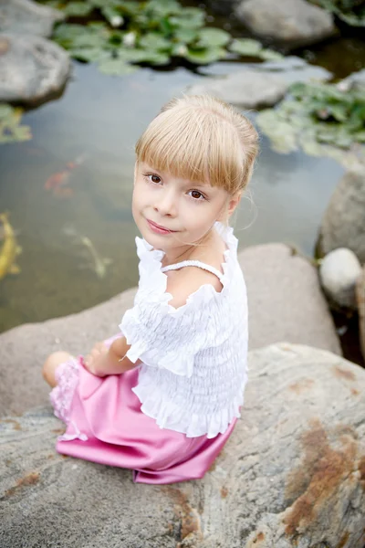 Portret van een kleine blonde mooi meisje — Stockfoto